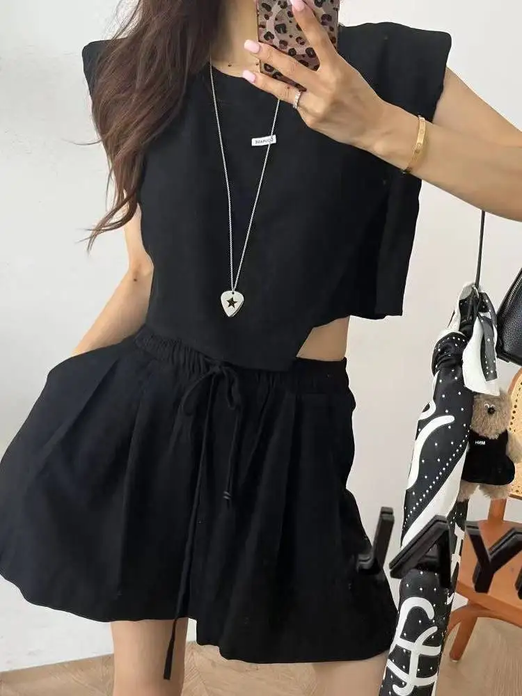 طقم نسائي صيفي مكون من قطعتين، توب بدون أكمام غير منتظم وشورت واسع الساق، تي شيرت برقبة دائرية غير رسمي وعصري. #1