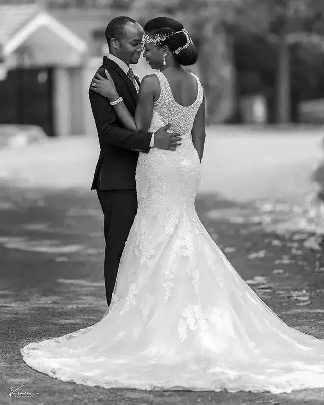 Suknia ślubna syrena bez rękawów z koronką, dekoltem typu scoop, zdobiona błyszczącymi koralikami i cekinami, dopasowana, kolekcja 2023