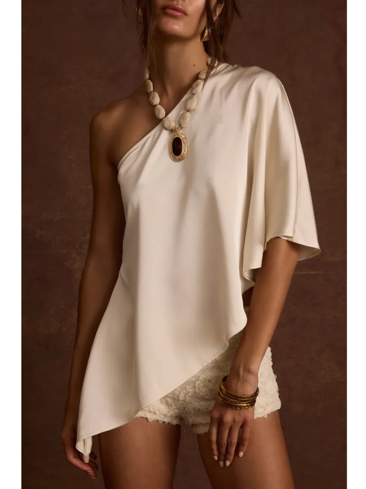 อาร์ติแคทแฟชั่นครึ่งแขนไม่สมมาตรปิดไหล่ซาตินเสื้อยืดผู้หญิงเซ็กซี่ Backless Slim Fit หญิงฤดูใบไม้ร่วงใหม่ 2025