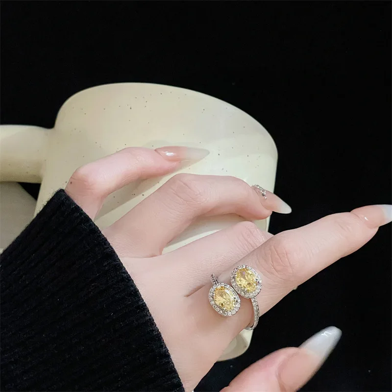 New Delicate Princess Cut Tourmaline Emerald Engagement Ring Platinum Plating Luxury Wedding Rings for Women Banquet Jewely Gift