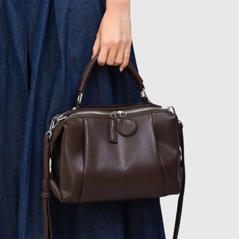 

Элегантная женская сумка-хобо с напуском, свободным силуэтом и удобным плечевым ремнем