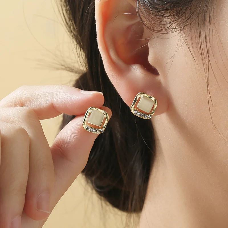 Новинка-2025-опаловые-квадратные-женские-серьги-гвоздики-со-стразами-и-кристаллами-полые-геометрические-эффектные-элегантные-свадебные-аксессуары-для-ушей