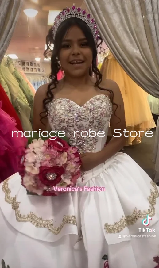 Białe sukienki księżniczki Quinceanera w kolorze fuksji, haftowane kwiatami, gorsetowe, szyte na miarę, Charro vestidos de 15 años quinceañera