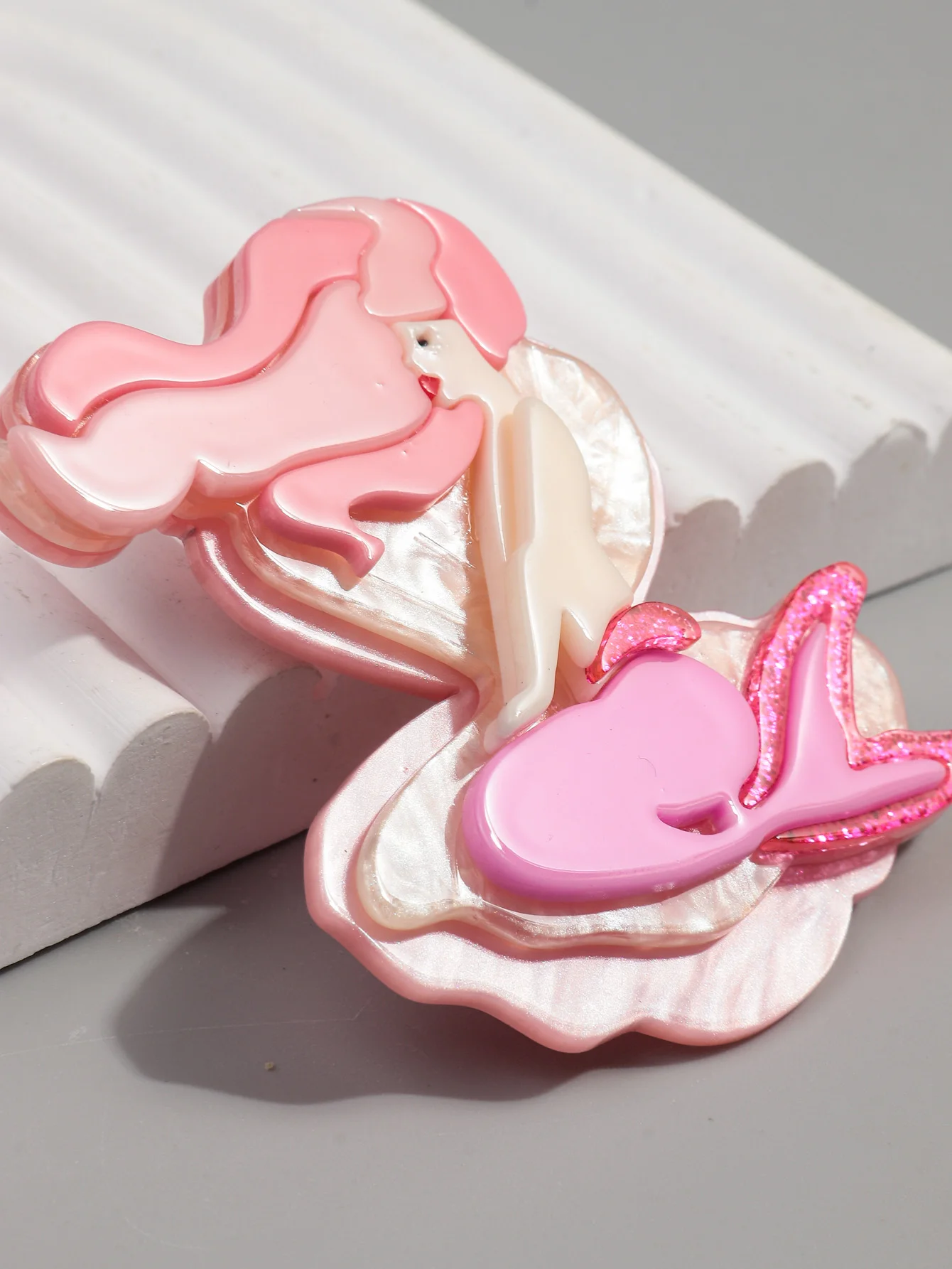 FishSheep Glitter Pink Mermaid Acrylic Big Brooches Pins for Women Resin Cartoon Badges Handmade Clothing Jewelry Accessories