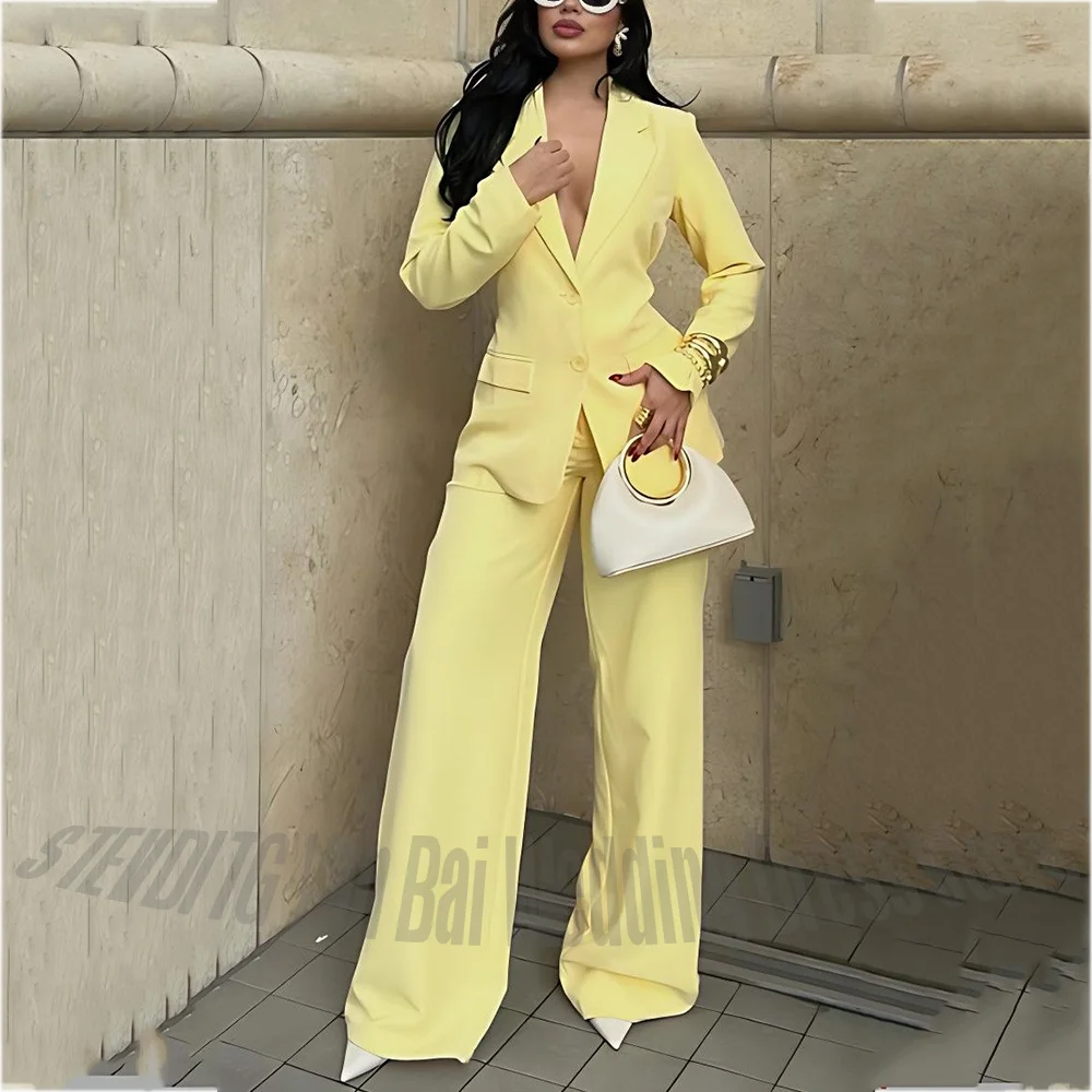 Jasnożółty damski garnitur szyty na miarę, elegancki strój damski w jednolitym kolorze, klapy w szpic, jednorzędowa, nowoczesna i szykowna marynarka z spodniami.