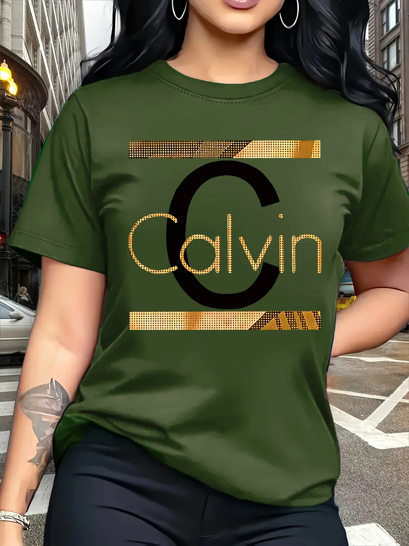 Camiseta de Mujer con Estampado de Letras Calvin - Top Casual Verde con Gráfico Dorado