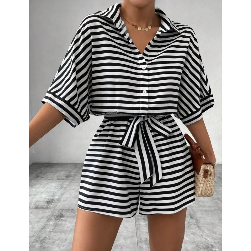 

Женский комплект: черно-белая полосатая рубашка на пуговицах с принтом и шорты с высокой талией, повседневный стиль для работы и отдыха.