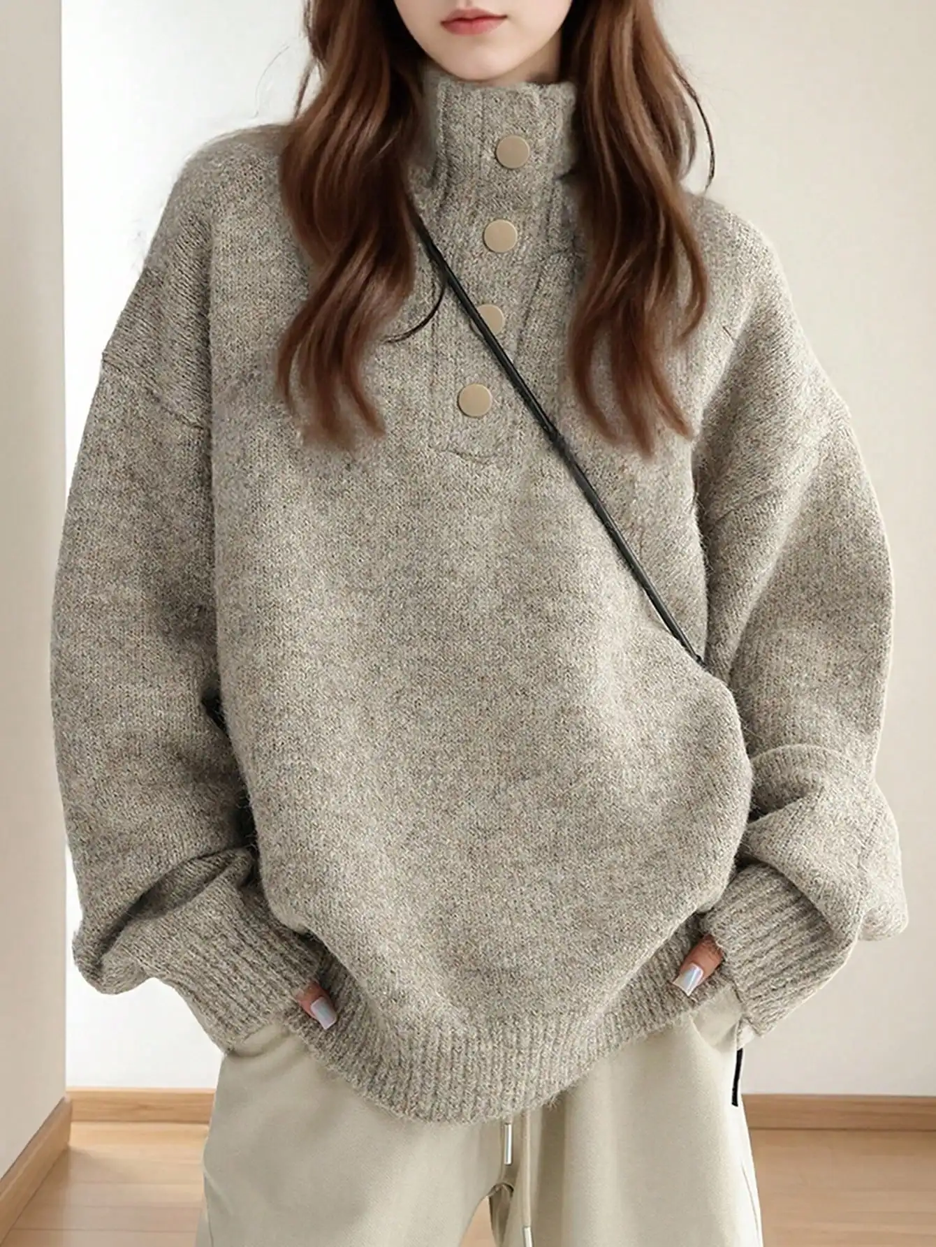 

Женский свитер оверсайз с воротником-стойкой и частичной планкой на пуговицах для повседневной носки осенью и зимой