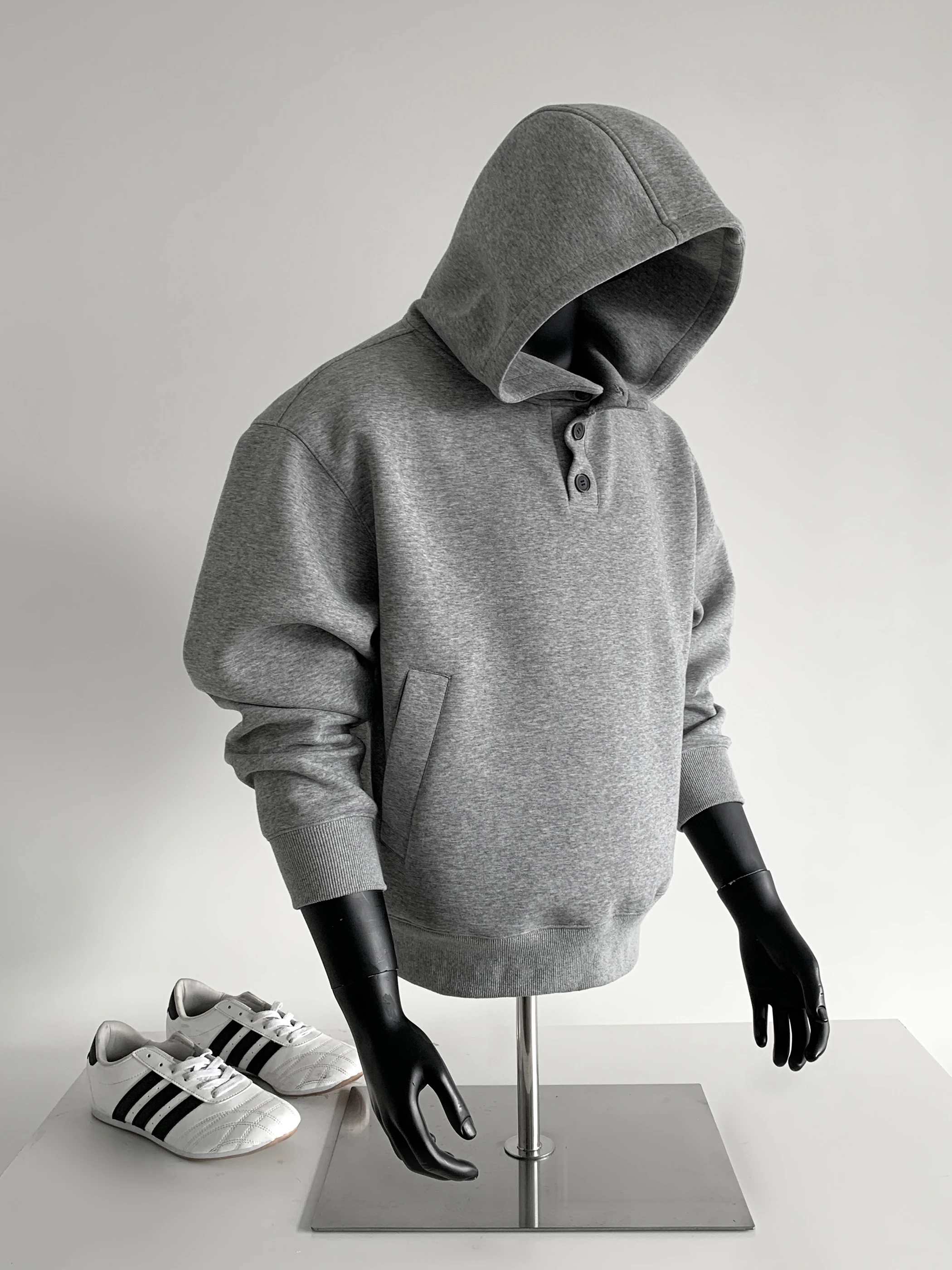 ヘビーウェイト400Gメンズフーディ、ボックスシルエットのアメリカンスタイル、綿とポリエステルの混紡、ロングスリーブ、ヘンリーカラー付きスウェットシャツ