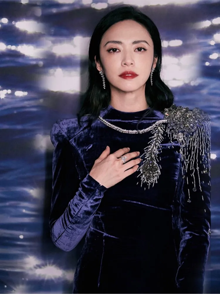 สไตล์โอต์กูตูร์ใหม่มีความหรูหราและสง่างามพร้อมชุดเดรสหางปลายาวสําหรับพิธีกร