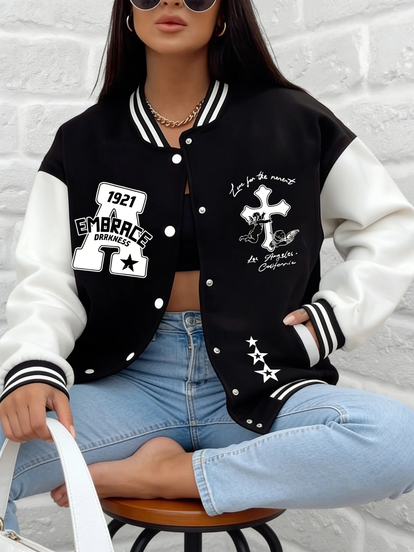 เสื้อแจ็คเก็ตเบสบอลพิมพ์ลาย Women 1921 Embrace Darkness ลายครอสแองเจิล เสื้อคลุมสไตล์วาร์ซิตี้ ทรงหลวม สวมใส่สบายๆ สำหรับใส่ในชีวิตประจำวัน