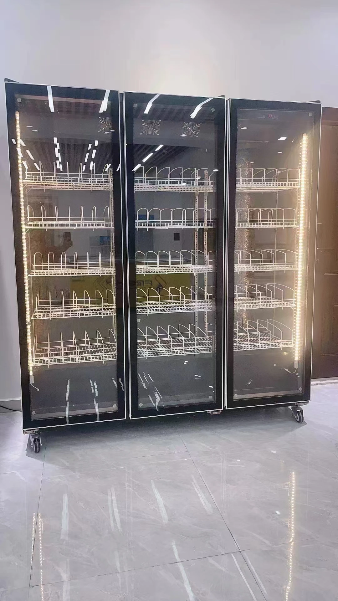 ثلاجة عرض النبيذ التجاري، فريزر المشروبات المستقيمة، باب زجاجي، مبرد عمودي