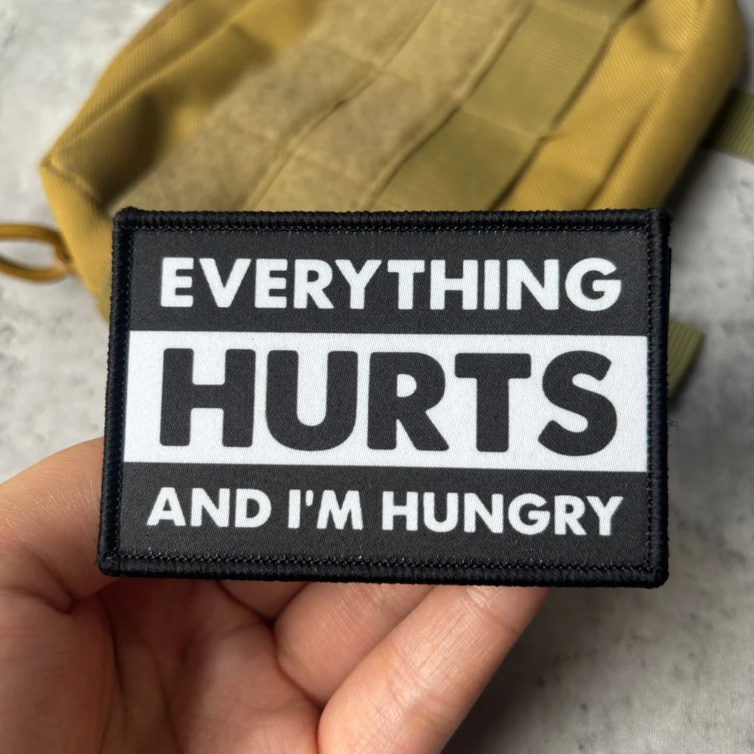 �Everything Hurts“-Patch mit lustigem Spruch, taktischer Moral-Patch, bedrucktes Klett-Abzeichen für Rucksack, Jacke, Kleidung – Detail 1