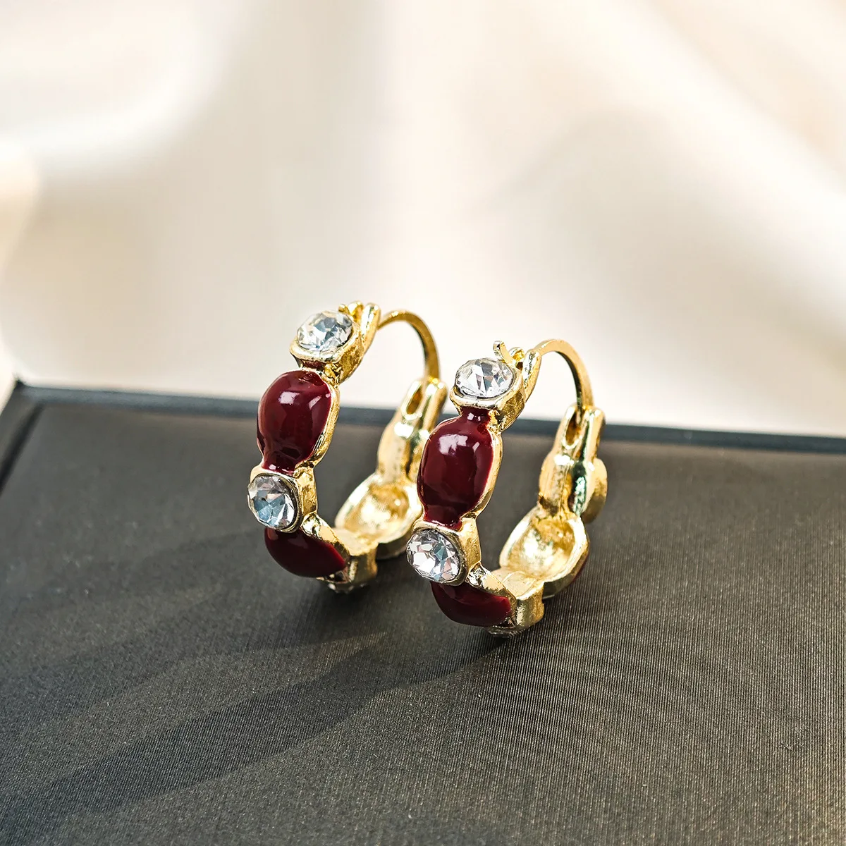 New Fashion Burgundy Quadrate Oil Dripping Earrings for Female Retro Delicacy Zircon Light Luxury Earrings Party Jewelry Gift