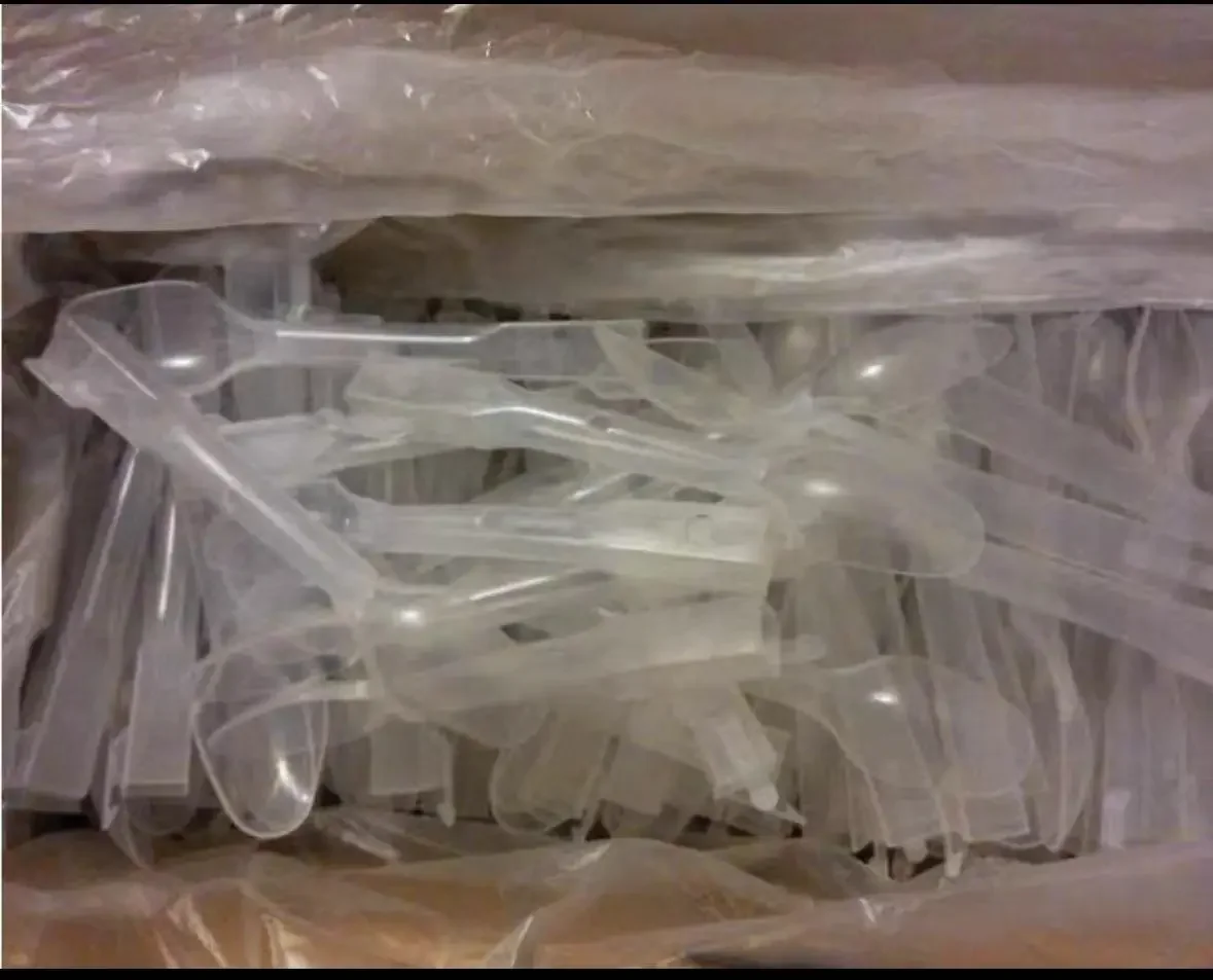 A box of 1000 ice cream spoons