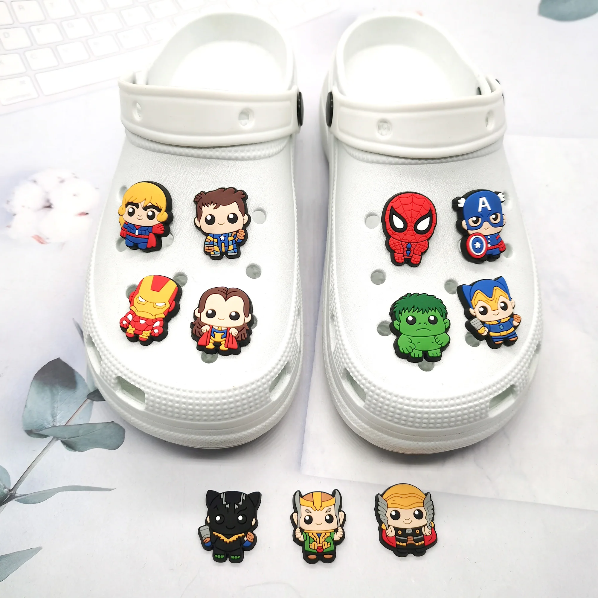 1-12 كابتن أمريكا الهيكل الأحذية البلاستيكية مشبك سحر الرجل العنكبوت بارد المنتقم شبشب سحر هدية عيد ميلاد صالح