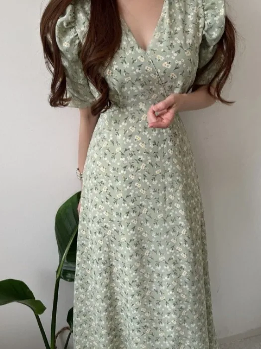 Retro Floral V-Ne B… - image