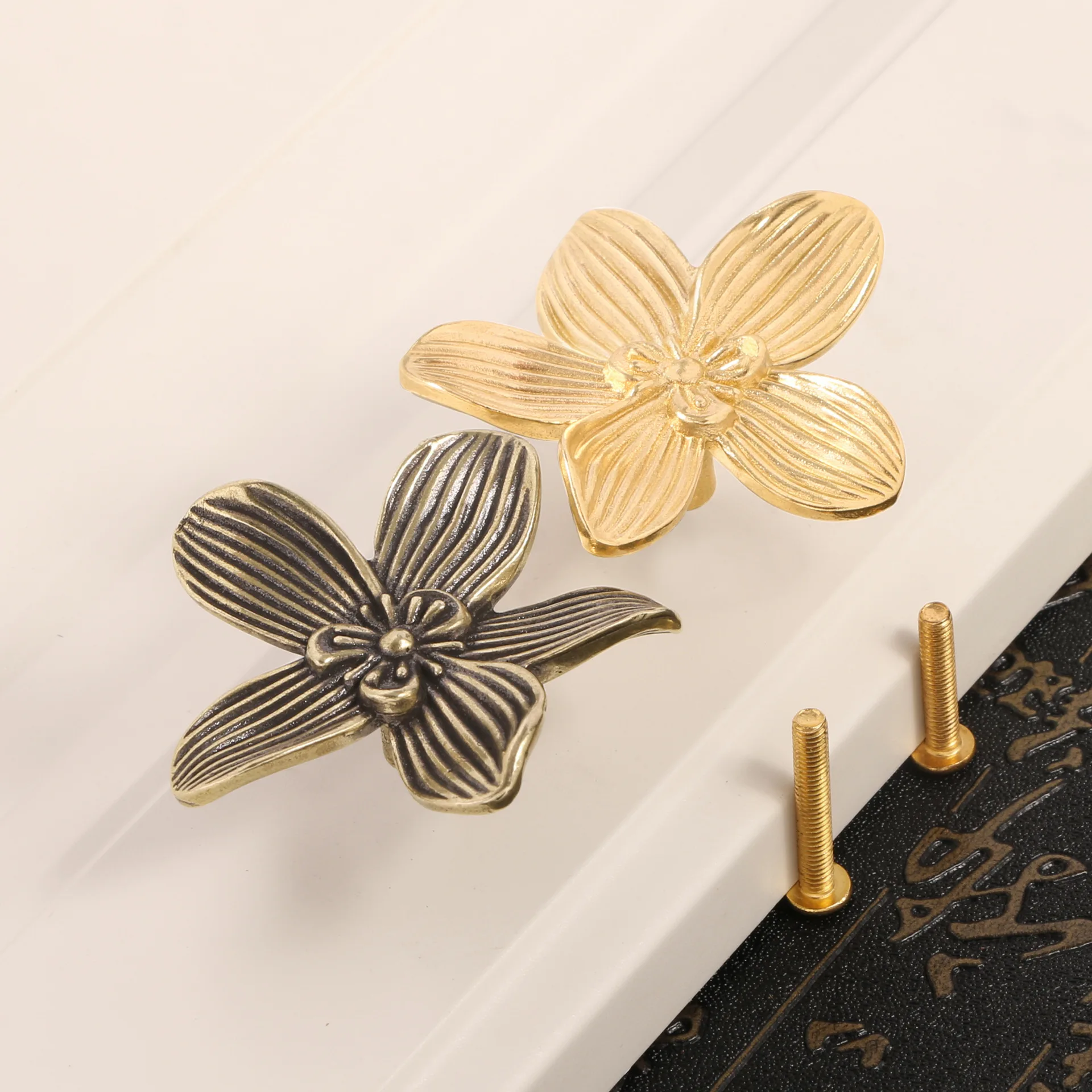 Vintage Style Lilac Flower Drawer Handle Copper Decor Pulls for Cupboard Wardrobe Closet Creative Furniture Pulls DIY