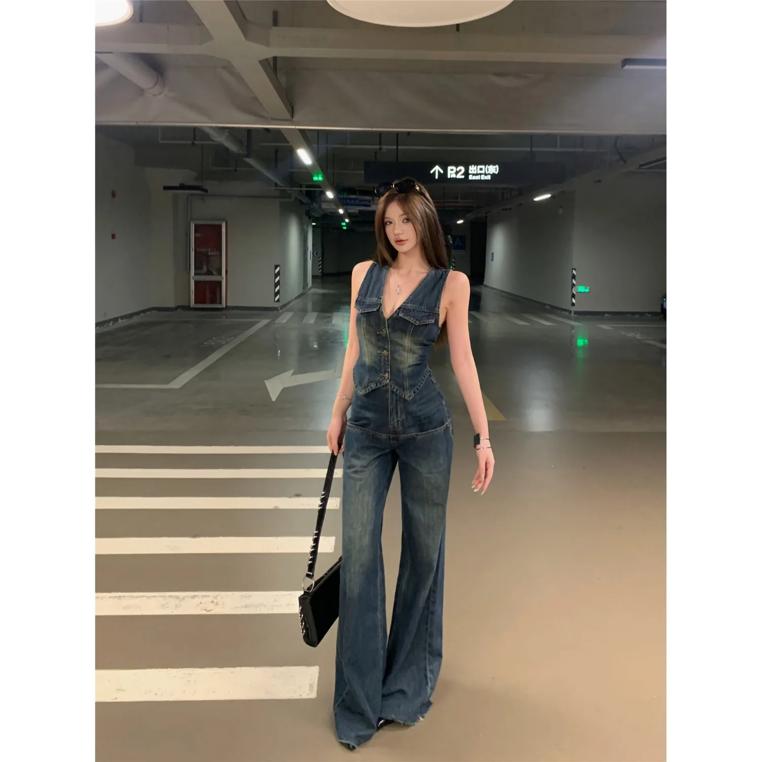 

Американский стиль: облегающий жилет с V-образным вырезом без рукавов и джинсы — повседневный летний комплект для женщин, модный и удобный.