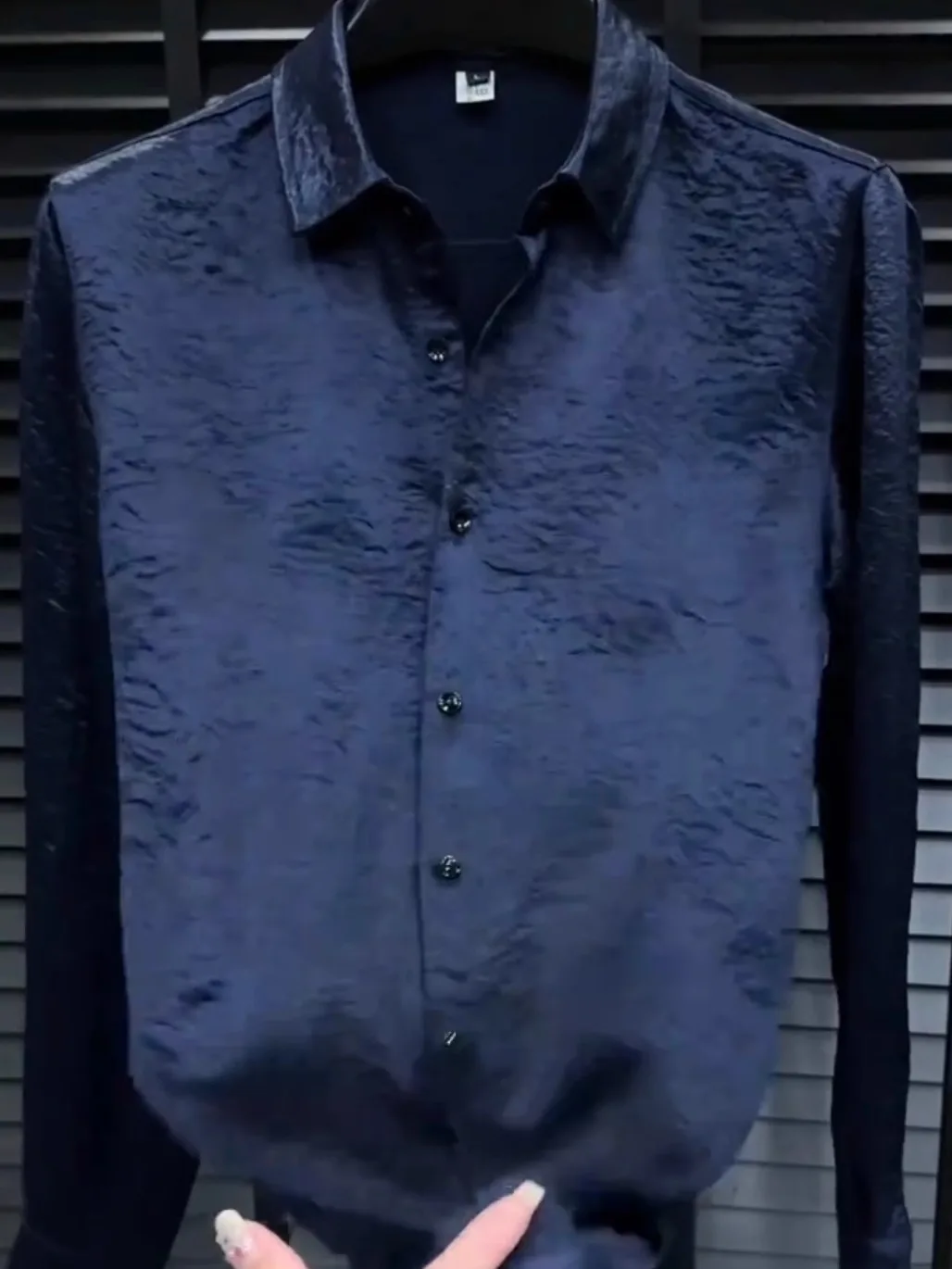 

Мужской приталенный однотонный костюм из ацетата: комфортный, деловой, стильный, универсальный. Новинка весна-осень.