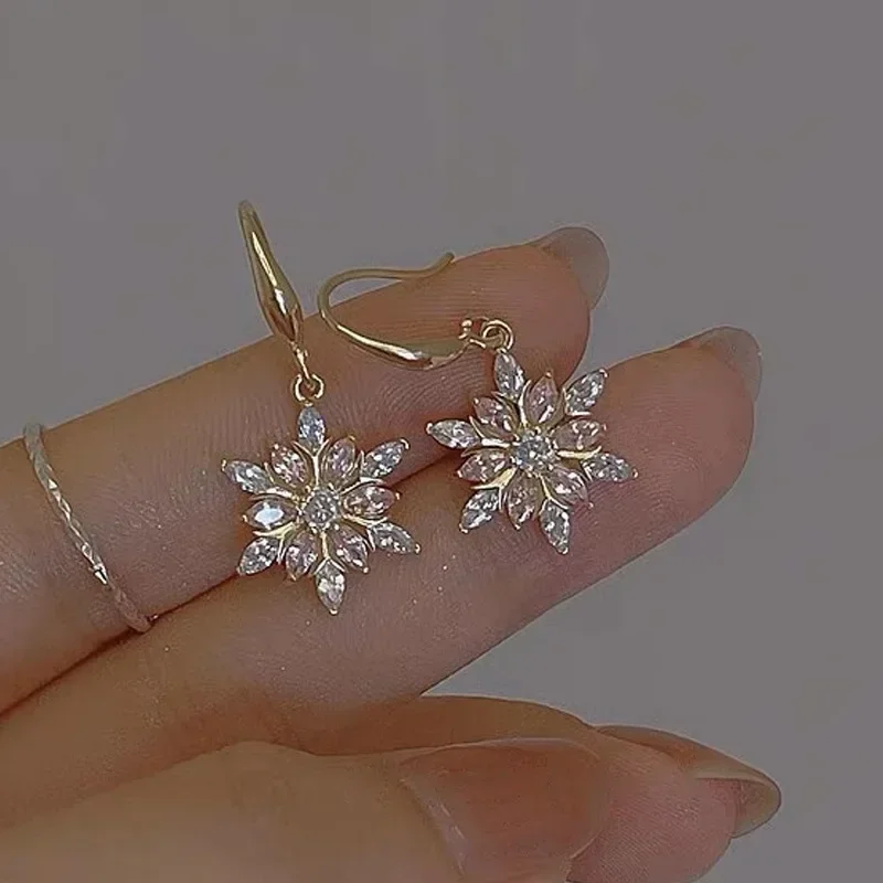 Fashion Trend Unique Design Elegant and Exquisite Christmas Pink Snowflake Earrings For Women Jewelry Wedding Party Premium Gift