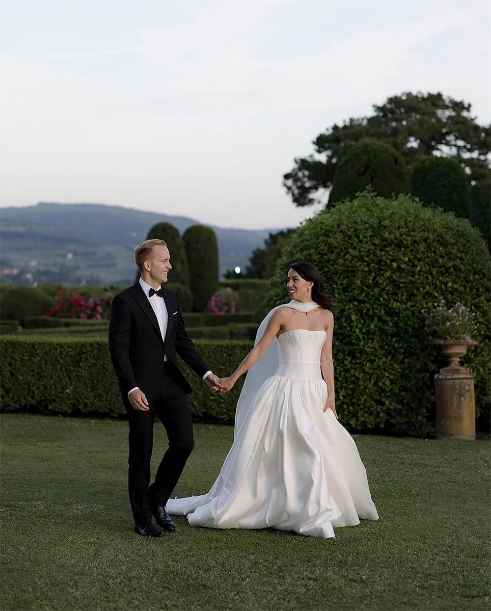 Tóquio personalizado branco a linha vestidos de casamento sem alças sem mangas cetim vestidos de noiva 2025 tribunal trem vestidos de casamento elegantes
