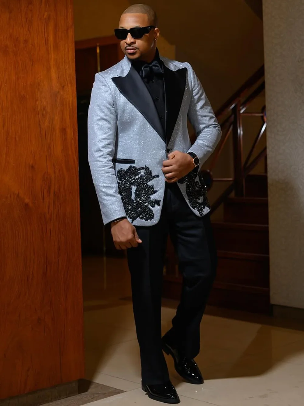 

New Modern Tailored Two Pieces Wedding Tuxedos Blazer Pants Peak Lapel One Button Sequins Appliques Fashion Man Suits Customized