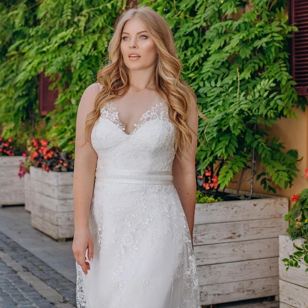 PLUS ขนาดชุดแต่งงานสําหรับเจ้าสาวเจ้าสาวลูกไม้ Appliques V คอลูกไม้ขึ้นกลับ Sweep Train CUSTOM Made To วัด Elegant สีขาว