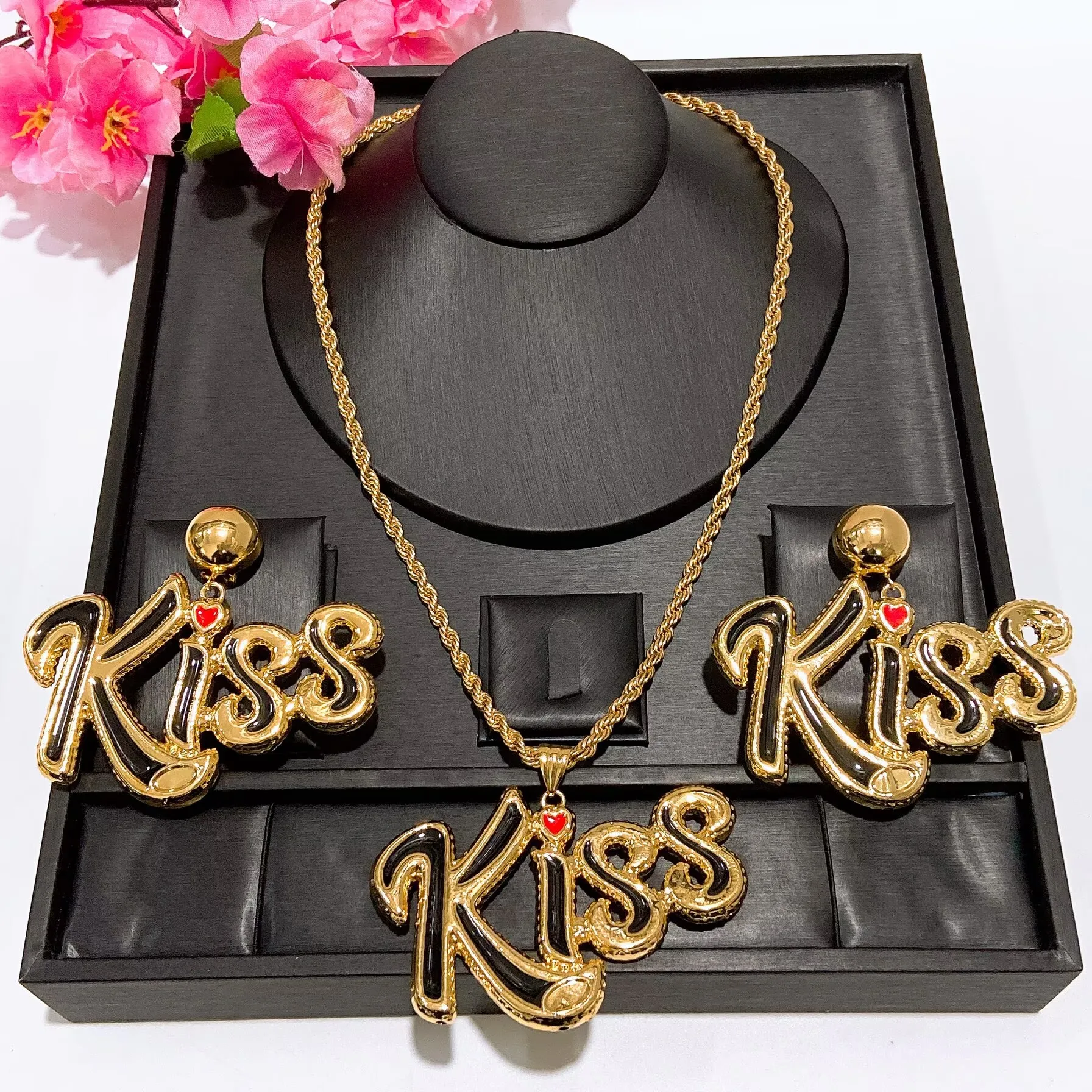conjunto-de-joyeria-con-colgante-de-letra-'bold-kiss'-collar-y-aretes-en-tono-dorado-y-negro-para-mujer-accesorios-modernos-para-fiestas-y-salidas-nocturnas