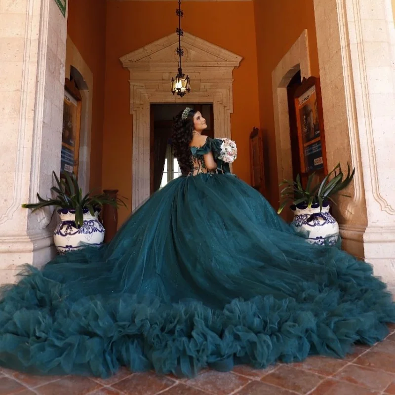 

Блестящее темно-зеленое платье Quinceanera с открытыми плечами и кристаллами в виде цветка, многослойная наклейка с длинным хвостом, Vestidos De 15, Quinceanera ﻿ Настроить