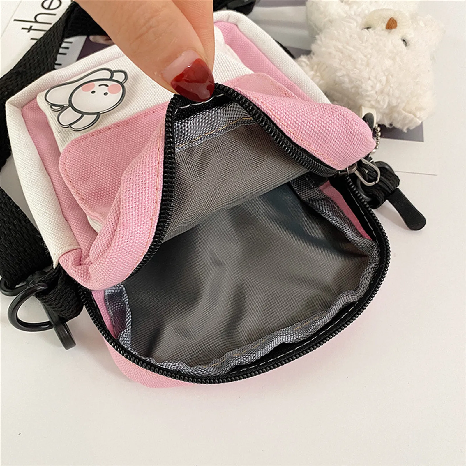 Canvas Shoulder Bag For Women Korean Fashion Messenger Bag Students Crossbody Bag Small Handbags With Pendant And Badge 2024