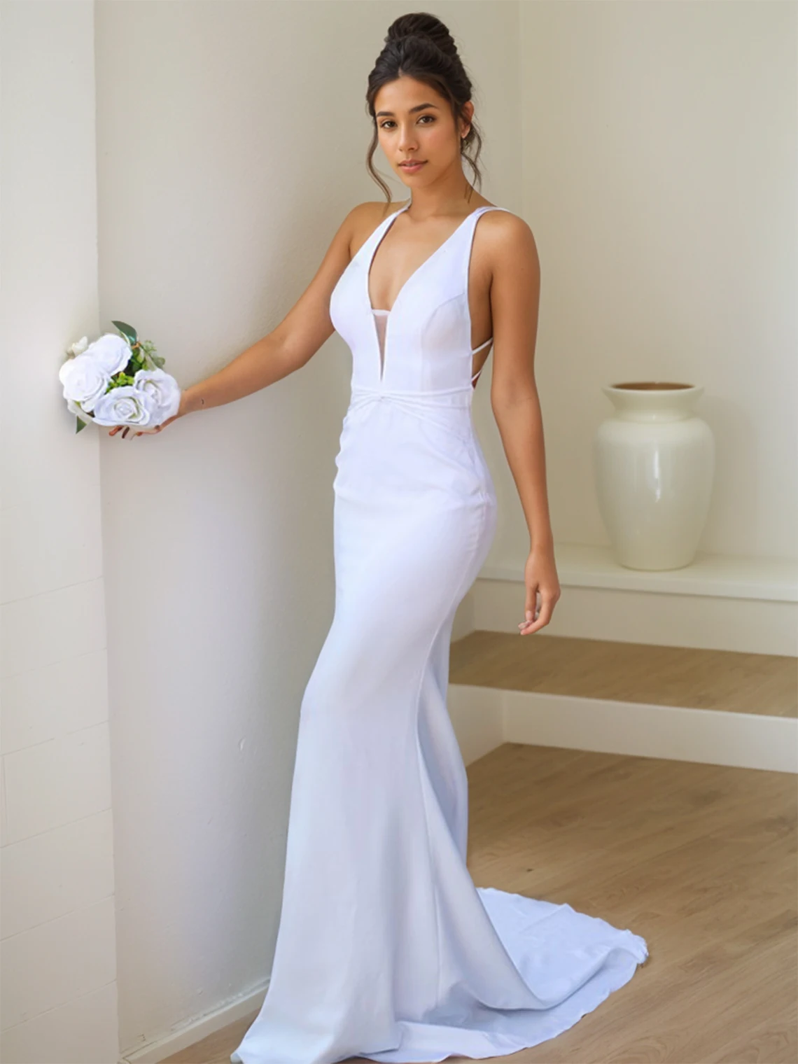 Elegancka, seksowna suknia ślubna typu sheath, bez pleców, biała, z elastycznego krepy, dekolt w serek, bez rękawów, tren sweep/brush, kolekcja 2025, darmowa personalizacja.