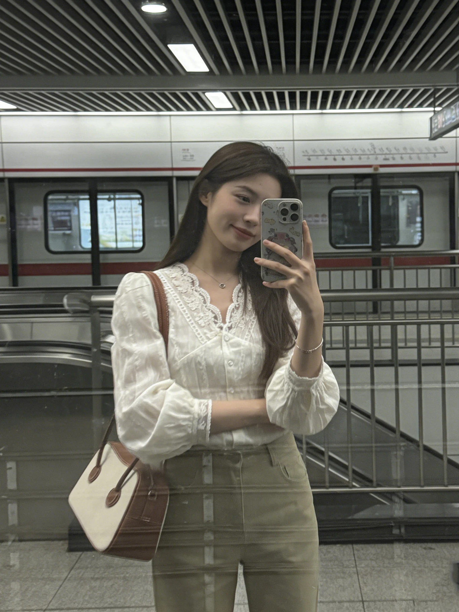 

Ретро-блузка с V-образным вырезом и кружевом из шифона для женщин, новинка ранней весны 2026 года, нежный и милый топ с длинным рукавом в японском стиле, модель «фонарик»