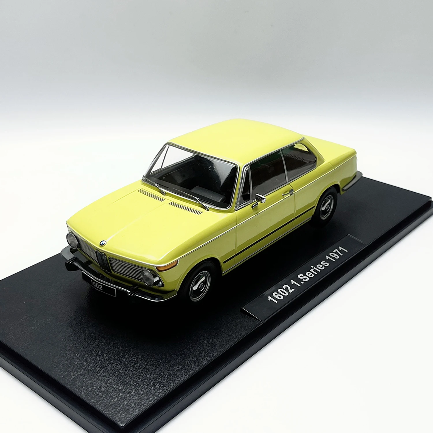 KK 1:18 Scale Diecast Alloy BMW 2002 1602.1 SERIEของเล่นรถโบราณรุ่นคลาสสิกNostalgiaผู้ใหญ่ของที่ระลึกของขวัญจอแสดงผลแบบคงที่
