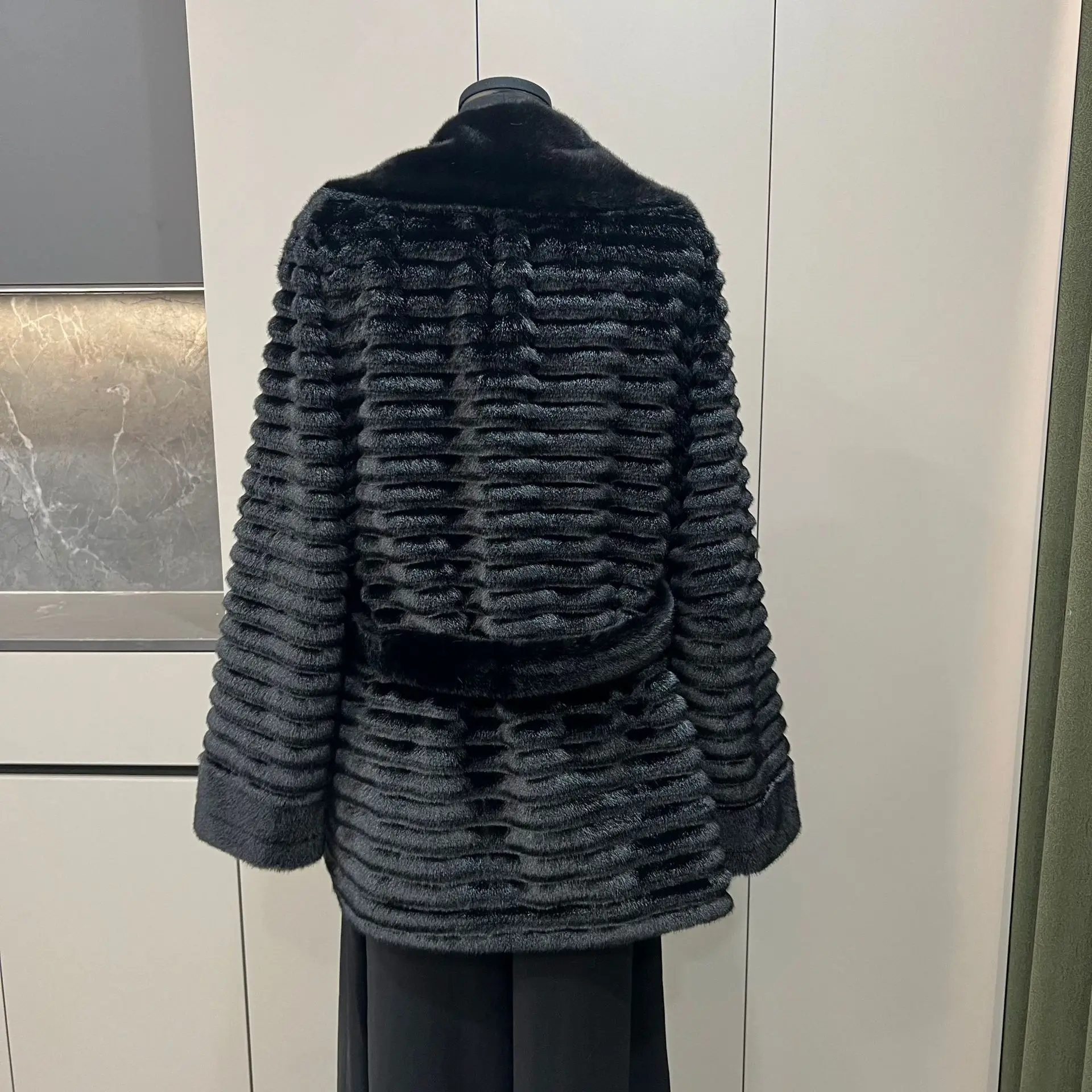 Weißer mittellanger Kunstnerz-Pelzmantel, gekerbter Kragen mit Gürtel, pelzige Jacke, schwarzes Leder und Pelz, Plüschmäntel, warmes, flauschiges Winteroberteil