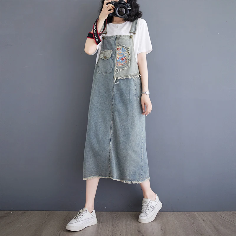 ชุดเอี๊ยมยีนส์ลายดอกไม้สไตล์จีนใหม่สำหรับผู้หญิง ฤดูร้อน ทรงหลวม ช่วยให้ดูผอม ลดอายุ สายเดี่ยว กระโปรงทรงเอ