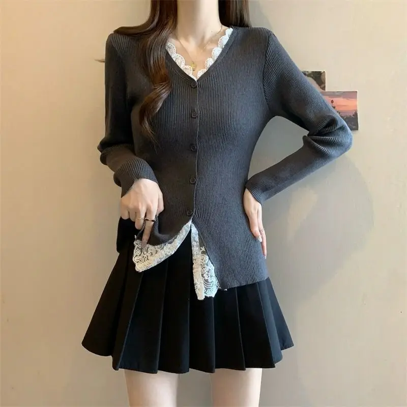 French Retro Lace Spliced   V-neck Long-sleeved T-shirt for Women's Spring Autumn Design Cardigan Top