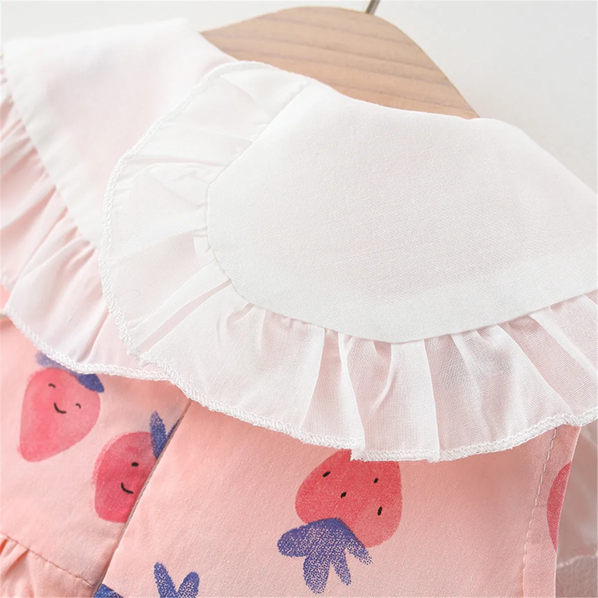 Girls\' Summer Sleeveless Dresslace Neck Small Fresh Style Dress Lovely Cotton Small Strawberry Print Giftsame Bag Dress