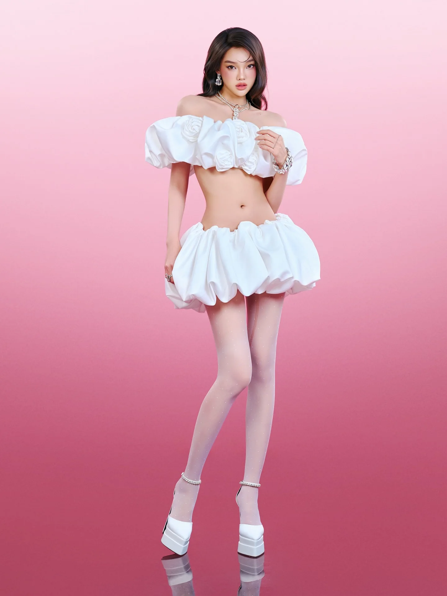 Biały crop top z odkrytymi ramionami i spódnica typu bubble z kwiatami 3D, satynowy dwuczęściowy zestaw z bufiastymi rękawami na imprezę, do klubu, na scenę, w stylu Y2K