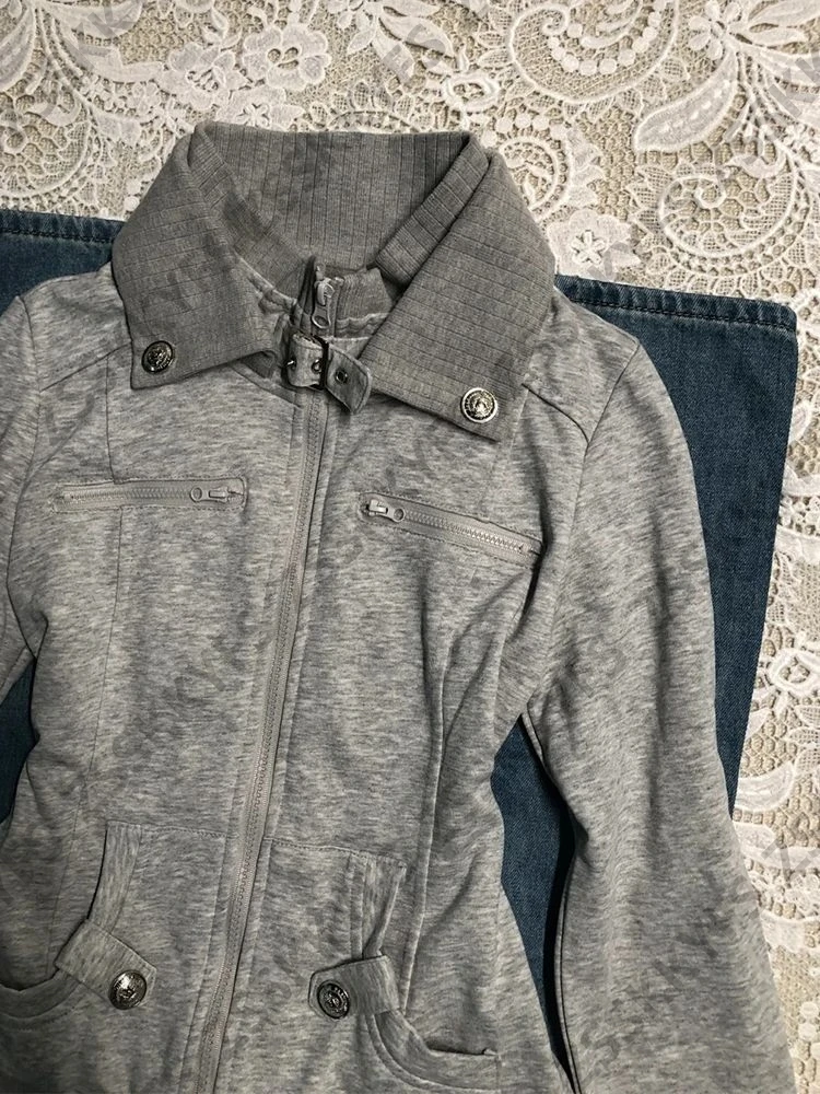 Thumbnail 3 - #91 Cheap Graphic Sweatshirts Worth Buying