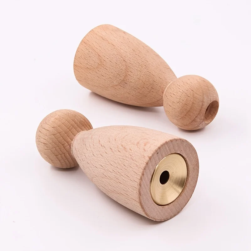 يقلد الأصدقاء والسكالاركس والطيور الأخرى أصوات الحيوانات للصيد والتصوير الفوتوغرافي. تتضمن المعدات صفارات خشبية ونحاسية