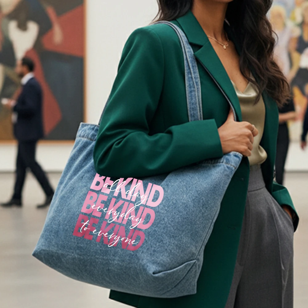 

Джинсовая сумка-тоут Be Kind, многоразовая сумка для покупок с позитивным слоганом, большая вместимость для женщин, идеальный подарок для учителя или лучшей подруги.