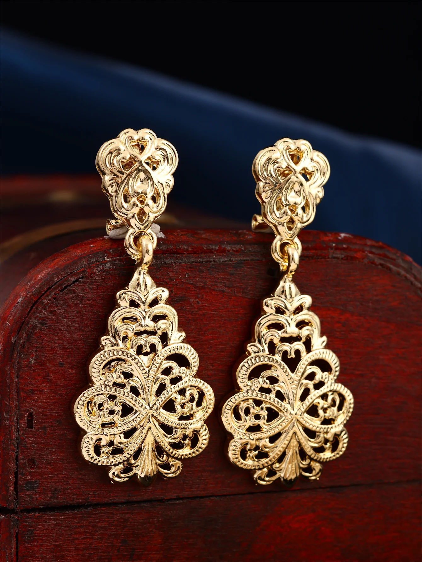 1 Pair Court Retro Women Earrings, Hollow-Carved with Exquisite Patterns, Ladies' Daily & Banquet Jewelry