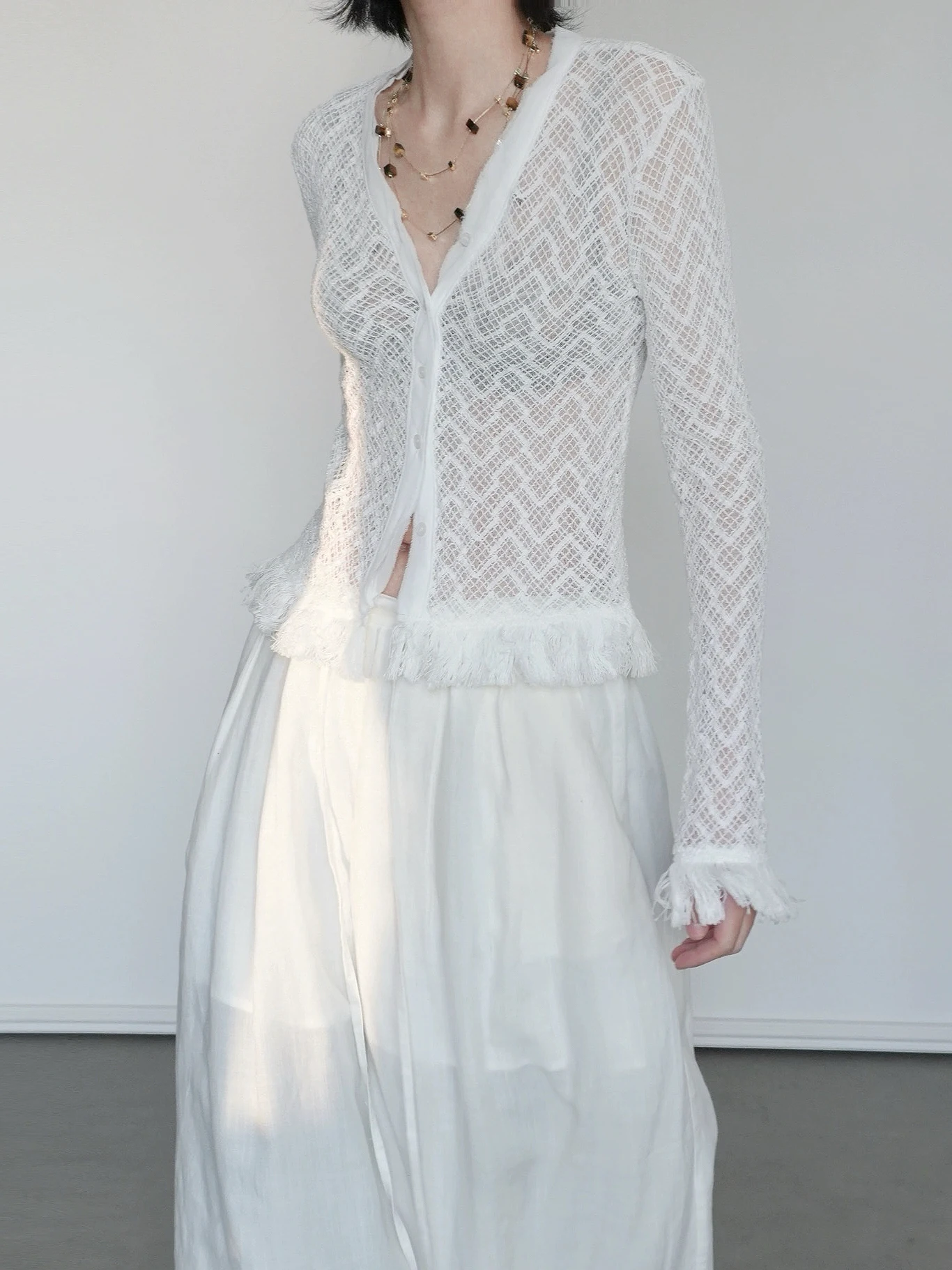 

Приталенный вязаный кардиган с кружевом и V-образным вырезом, с ажурными элементами и бахромой, из смесового хлопка, женский, сексуальный, для ранней весны, новинка