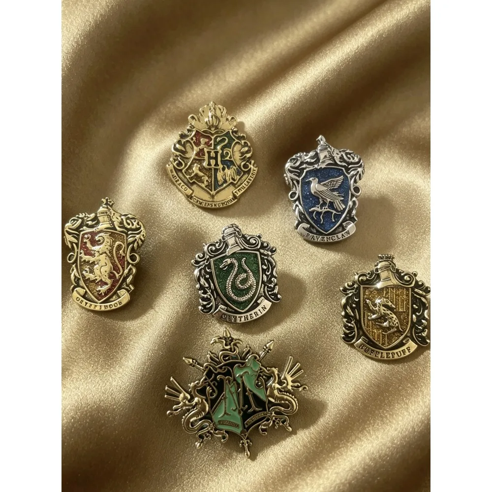 Insignia de la Academia Hogwarts de Harry Potter, broche metálico, insignia de Gryffindor, Slytherin, Ravenclaw y Hufflepuff, accesorio de ropa.