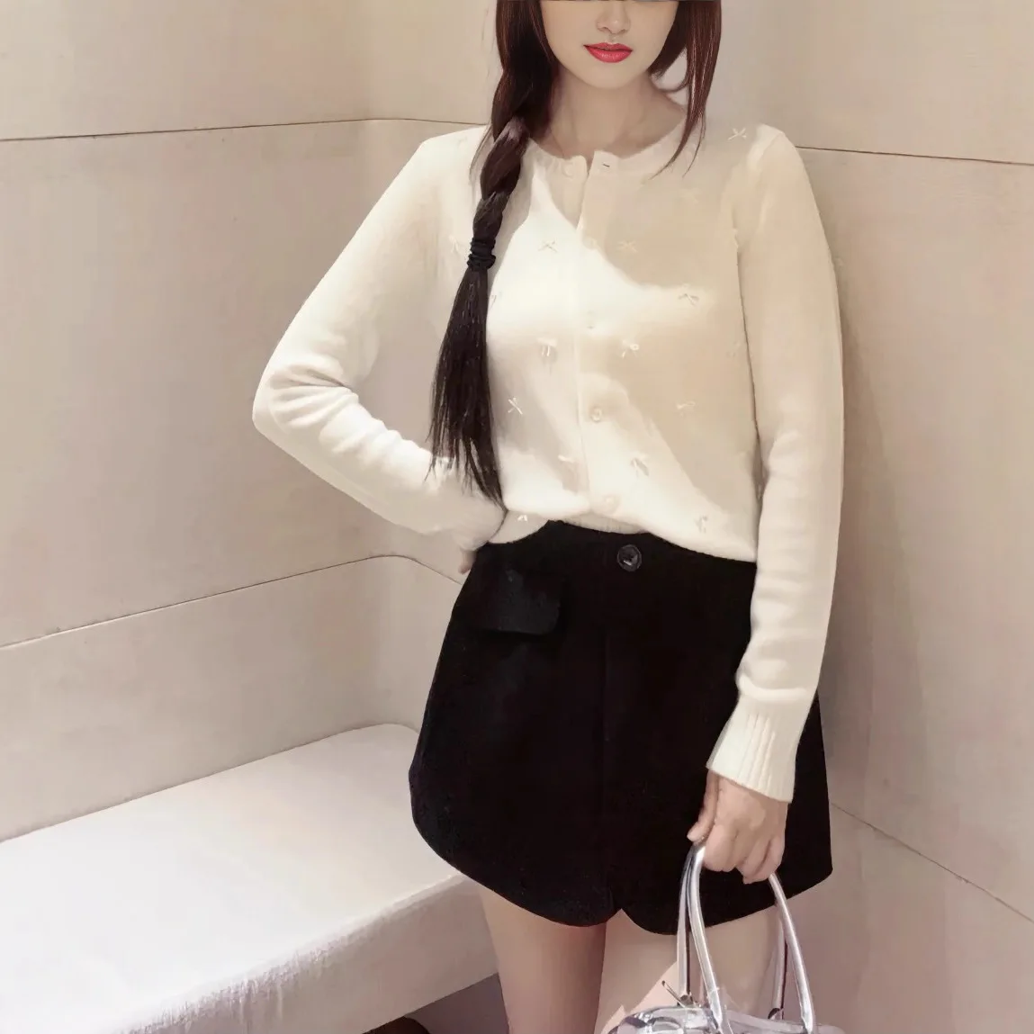 Damski kardigan z długim rękawem na jesień i zimę 2025, dziergany, ozdobiony kokardą i perłami, top damski.