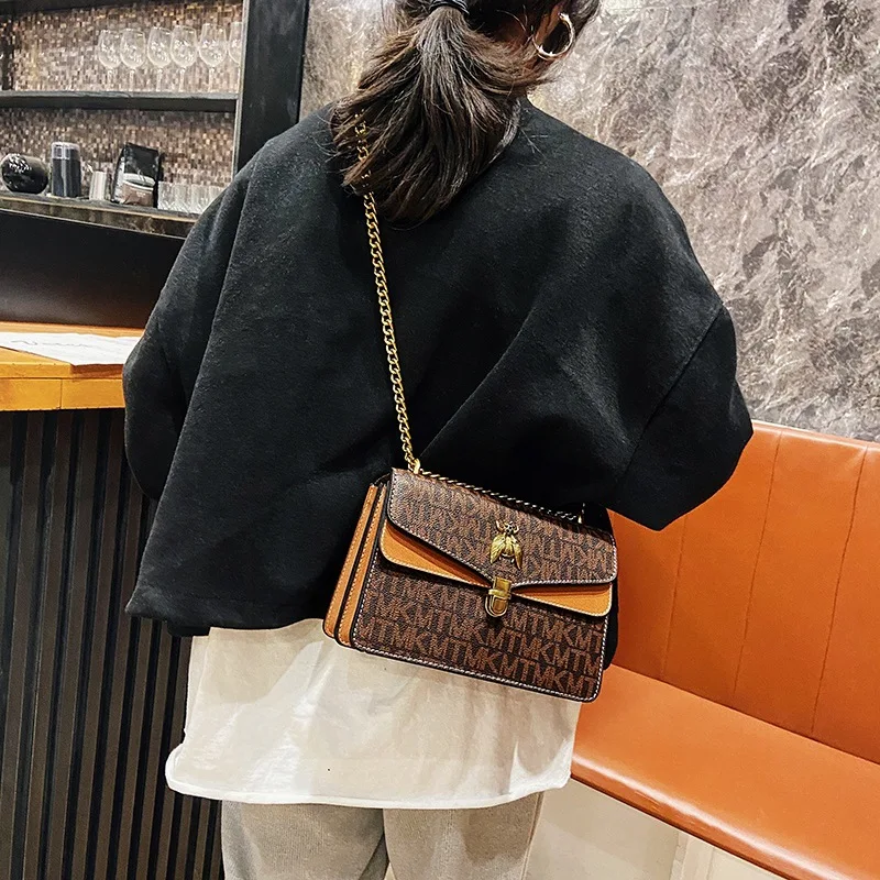 ‌ حقيبة مربعة جديدة مطبوعة بأحرف لعام 2025، محفظة كروس/كتف، حقيبة يد واسعة للنساء، إكسسوار يومي عصري ومتعدد الاستخدامات