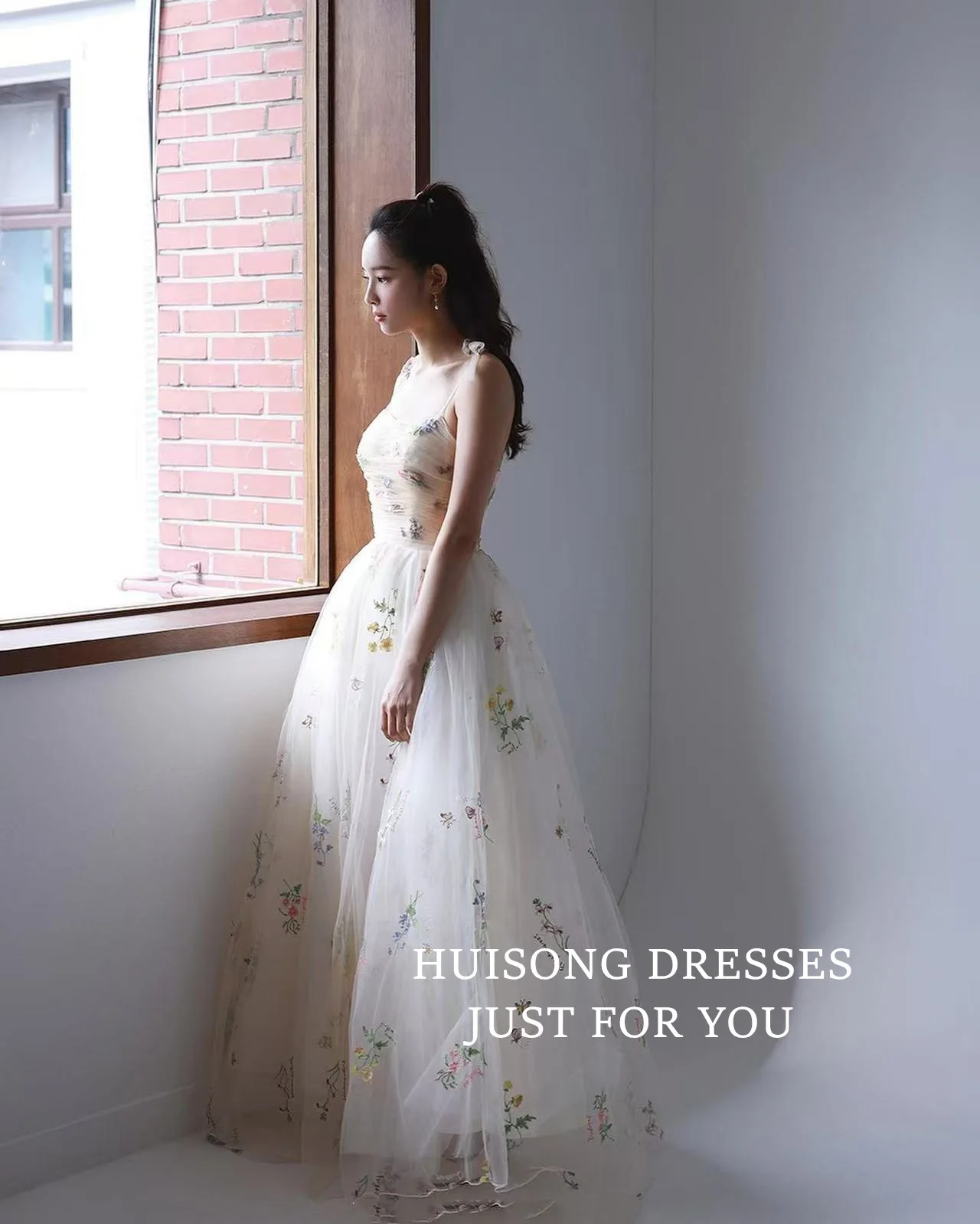HUISONG Abito da sposa coreano in tulle di pizzo ricamato personalizzato 이브nneali A-Line senza maniche senza spalline Abito da sposa da ricevimento