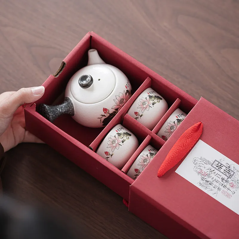 The company's business annual meeting opens, small gifts, hotel banks thank you, and give customers gift boxes as souvenirs