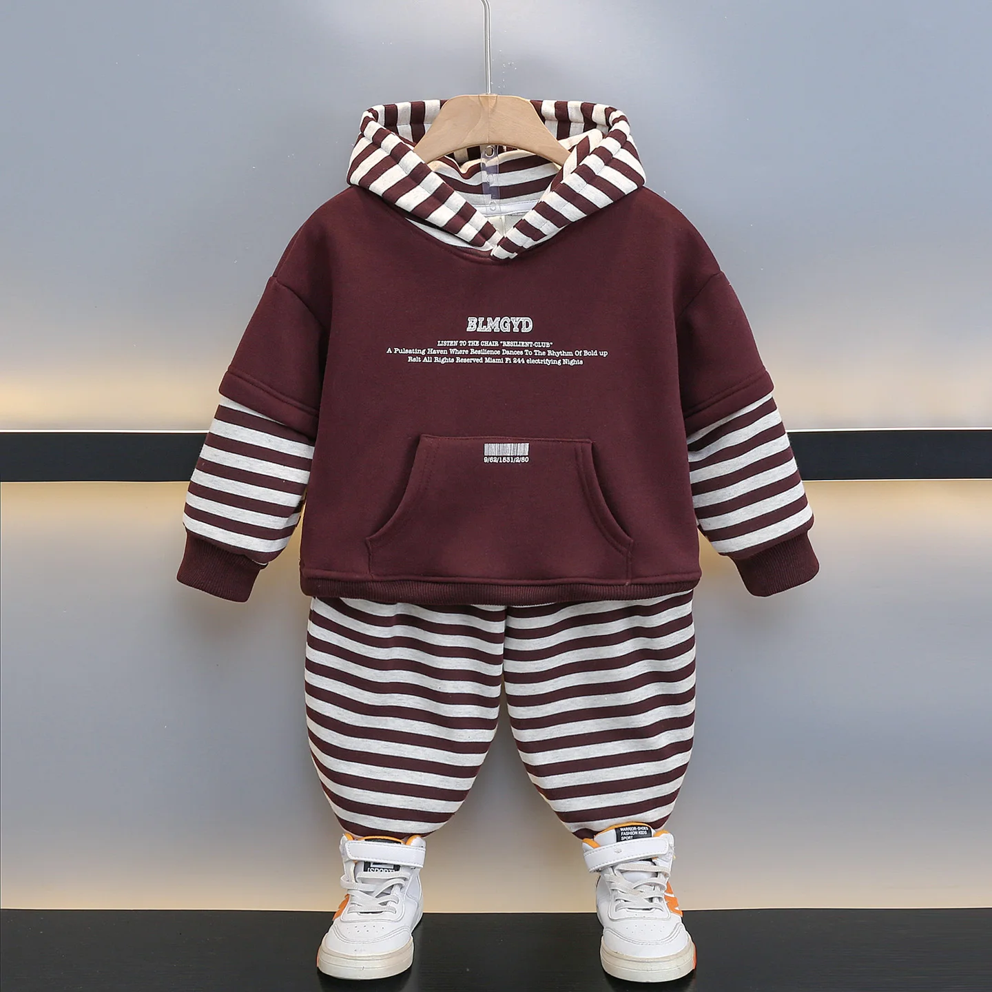 

Утепленный флисовый спортивный костюм для мальчиков: осенне-зимний повседневный модный комплект из двух предметов с длинным рукавом (толстовка и...).